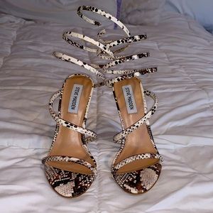 BEAUTIFUL SHOES NEVER USED THEM .